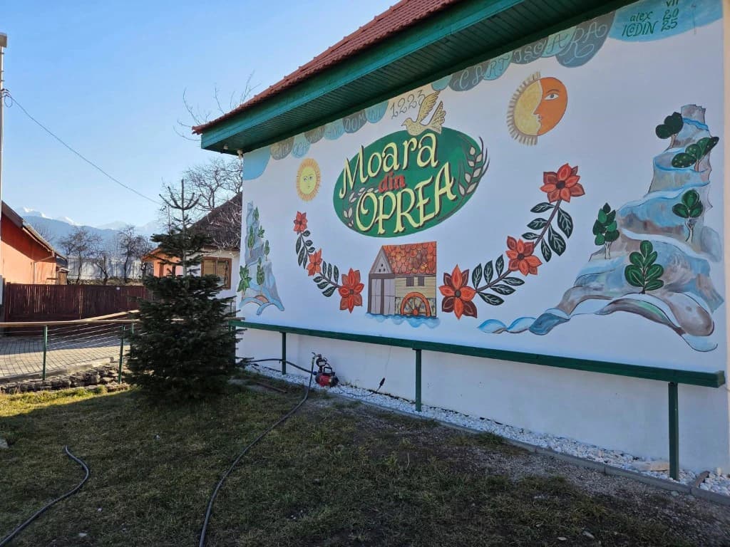 Mural exterior „Moara din Oprea” pe peretele pensiunii, Cârțișoara